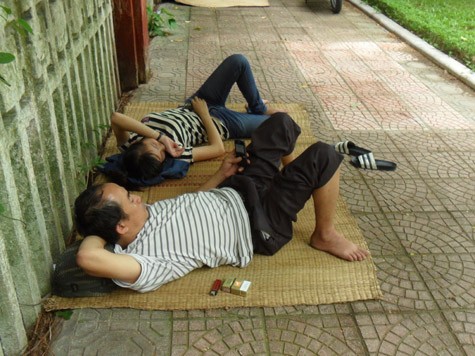 Anh Nguyễn Văn Thành (Thường Tín - Hà Nội) thuê chiếu để hai bố con nghỉ trưa.